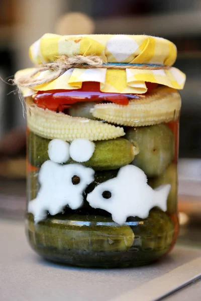 Αστεία διατηρημένα λαχανικά σε γυάλινα βάζα. — Φωτογραφία Αρχείου