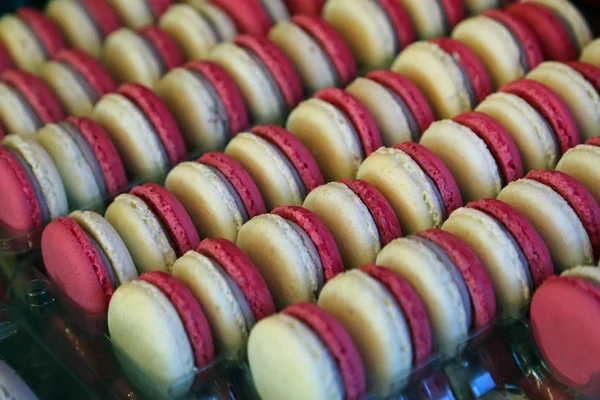 Sabroso dulce colorido macaron panadería concepto enfoque selectivo —  Fotos de Stock