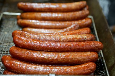 Öğle yemeği et yemeği adı Kolbasz sosisleri satılıktır.