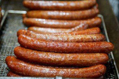 Öğle yemeği et yemeği adı Kolbasz sosisleri satılıktır.