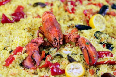 Pençeli ıstakoz tabağı ve sarı pirinç.