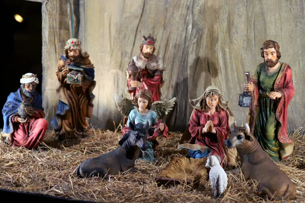 Traditionele kerststal met koningen en dieren — Stockfoto