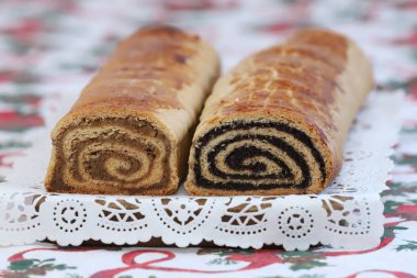 Ev yapımı geleneksel haşhaş tohumu ve ceviz rulo Noel tatili için