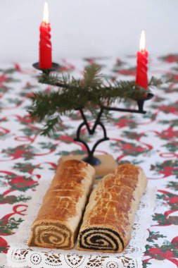 Ev yapımı geleneksel haşhaş tohumu ve ceviz rulo Noel tatili için
