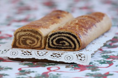Ev yapımı geleneksel haşhaş tohumu ve ceviz rulo Noel tatili için