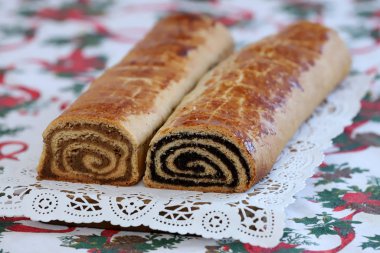Ev yapımı geleneksel haşhaş tohumu ve ceviz rulo Noel tatili için