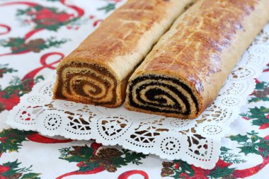 Ev yapımı geleneksel haşhaş tohumu ve ceviz rulo Noel için 