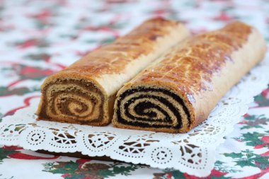 Ev yapımı geleneksel haşhaş tohumu ve ceviz rulo Noel tatili için
