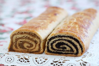 Ev yapımı geleneksel haşhaş tohumu ve ceviz rulo Noel tatili için