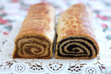 Ev yapımı geleneksel haşhaş tohumu ve ceviz rulo Noel tatili için