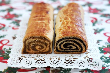 Ev yapımı geleneksel haşhaş tohumu ve ceviz rulo Noel tatili için