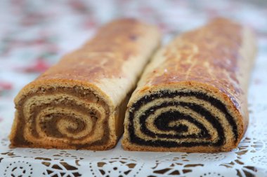 Ev yapımı geleneksel haşhaş tohumu ve ceviz rulo Noel tatili için