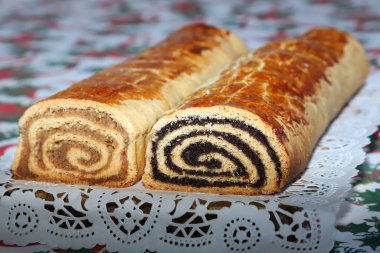 Ev yapımı geleneksel haşhaş tohumu ve ceviz rulo Noel tatili için