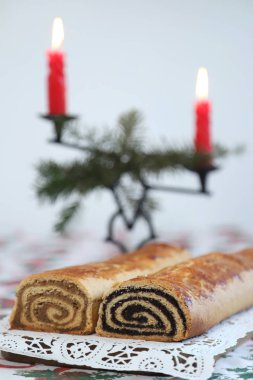 Ev yapımı geleneksel haşhaş tohumu ve ceviz rulo Noel tatili için