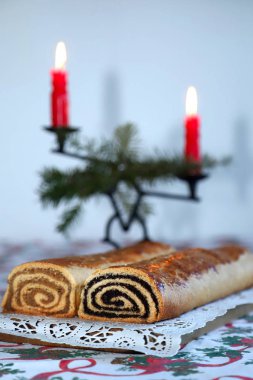Ev yapımı geleneksel haşhaş tohumu ve ceviz rulo Noel tatili için