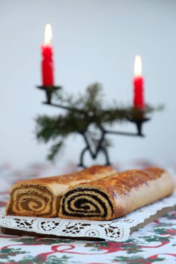Ev yapımı geleneksel haşhaş tohumu ve ceviz rulo Noel tatili için