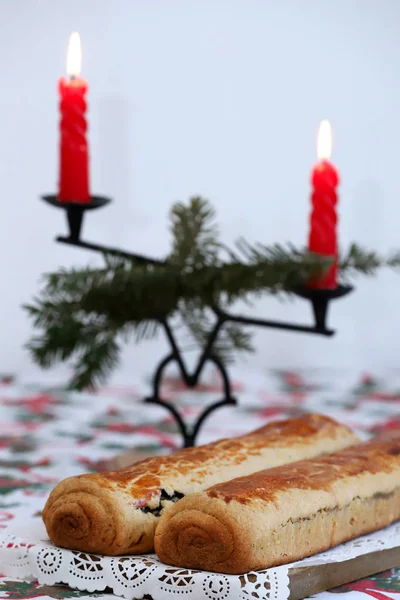 Caseiro tradicional sementes de papoula e rolos de nozes para férias de Natal — Fotografia de Stock