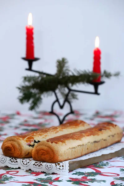 Rolos caseiros tradicionais de sementes de papoula e nozes para o Natal — Fotografia de Stock