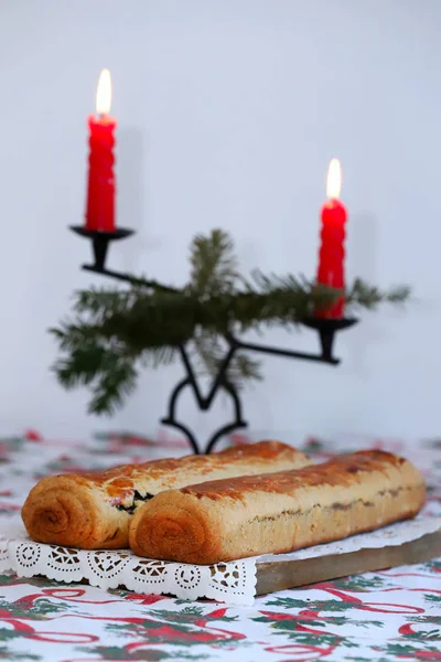 Ev yapımı geleneksel haşhaş tohumu ve ceviz rulo Noel tatili için — Stok fotoğraf