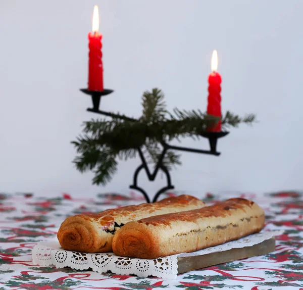 Rolos caseiros tradicionais de sementes de papoula e nozes para o Natal — Fotografia de Stock