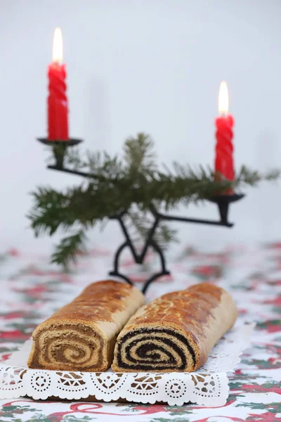 自制的传统罂粟种子和核桃面包为圣诞节做准备 — 图库照片