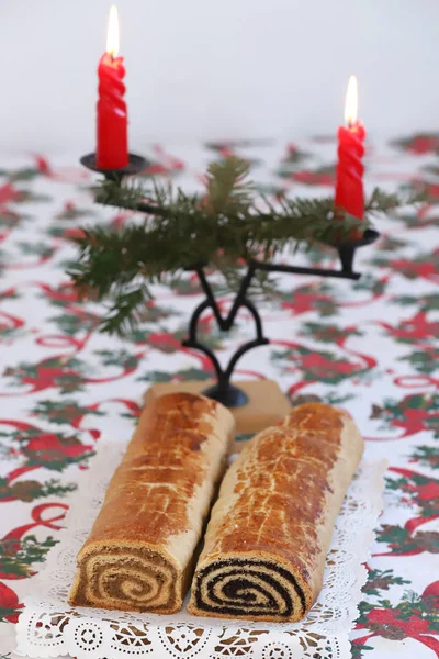 クリスマス休暇のため自家製の伝統的なケシの実とくるみロールします。 — ストック写真