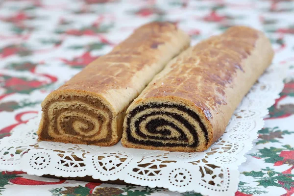 Rollos caseros tradicionales de semillas de amapola y nueces para las vacaciones de Navidad — Foto de Stock