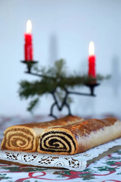 自制的传统罂粟种子和核桃面包为圣诞节做准备 — 图库照片