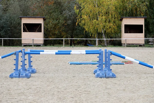 Obstáculos coloridos à espera de cavaleiros no centro de formação equestre rural — Fotografia de Stock