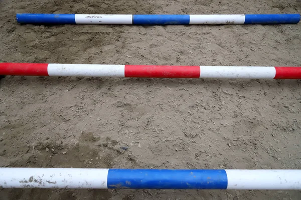 Zubehör für Pferdetrainings und Veranstaltungen im ländlichen Reitsportzentrum — Stockfoto