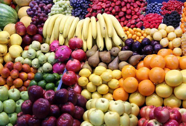 Verschiedene Frische Sommerliche Exotische Früchte Zum Verkauf Auf Dem Markt — Stockfoto