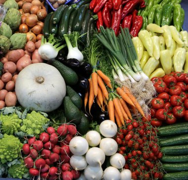 Çeşitli sebze grupları ve arka plan olarak. Arkaplan olarak tarım ürünleri. Çiftçi pazarında mevsimlik mutfak malzemesi olarak sağlıklı organik sebze hasadı.