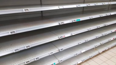Coronavirus ve panik satın alma konsepti. Bilinmeyen süpermarket Coronavirus covid-19 salgını paniğindeki boş raflar. Panik alıcıdan yemek rafı silinmiş.