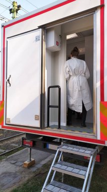 Vücut ısısını ölçmek ve hastalık kontrolü yapmak için bilinmeyen geçici bir acil durum aracı. Coronavirus covid-19, salgın, karantina