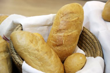 Taze pişmiş çavdar ve un serpilmiş buğday ekmeği.