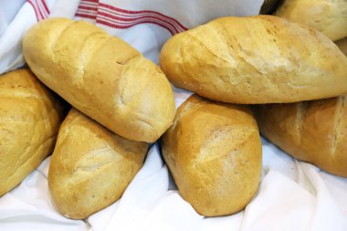 Taze pişmiş çavdar ve un serpilmiş buğday ekmeği.