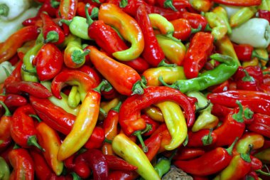  Arka planda sebze pazarında satılık taze taze kırmızı biber yığını