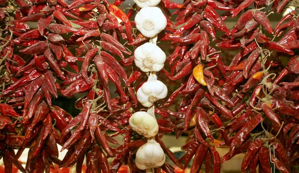 Hot Kruidige Traditionele Paprika Paprika Opknoping Bos Stad Markt Boedapest — Stockfoto