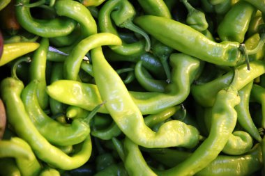 Renkli taze biber yığını. Yemek pişirmek için kırmızı biber ya da salata açık hava çiftçi pazarında satılıktır.