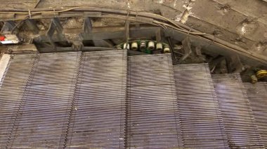 Meçhul metro istasyonuna kurulum sırasında yürüyen merdivenler