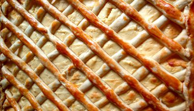 Sevgili annemin peynirli keki. Kareli masa örtüsünün üzerinde fırın örtüsü içinde.