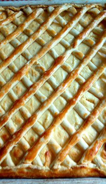 Sevgili annemin peynirli keki. Kareli masa örtüsünün üzerinde fırın örtüsü içinde.