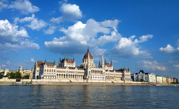 Parlamento Ungherese Budapest Con Danubio Primo Piano — Foto Stock