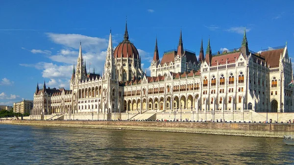 Ungerska Parlamentet Budapest Med Donau Förgrunden — Stockfoto