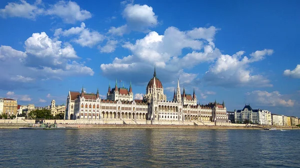 Budapeste Parlamento Húngaro Com Rio Danúbio Primeiro Plano — Fotografia de Stock