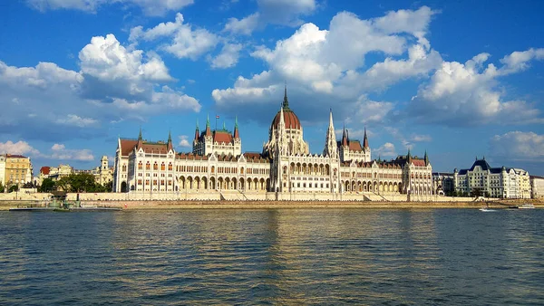 Parlamento Ungherese Budapest Con Danubio Primo Piano — Foto Stock