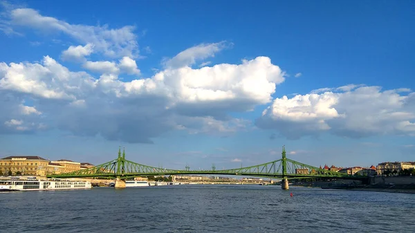 ドナウ川を渡るエリーザベト橋とブダペストのパノラマビュー — ストック写真