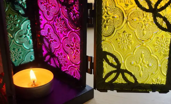 Parlak renkli cam ve mum 