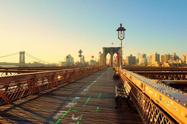 Brooklyn Köprüsü'nün şafakta