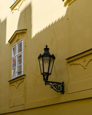 Prag 'da duvarda eski bir sokak lambası.